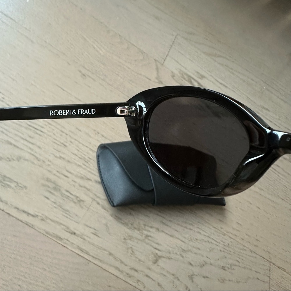 Roberi & Fraud Betty Sunglasses - Picture 3 of 10